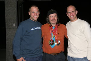 Manfred-Gehr-Huber-mit-Philipp-und-Simon-Schoch-Olypiamedaillengewinner-im-Snowboard-in-Turin.jpg